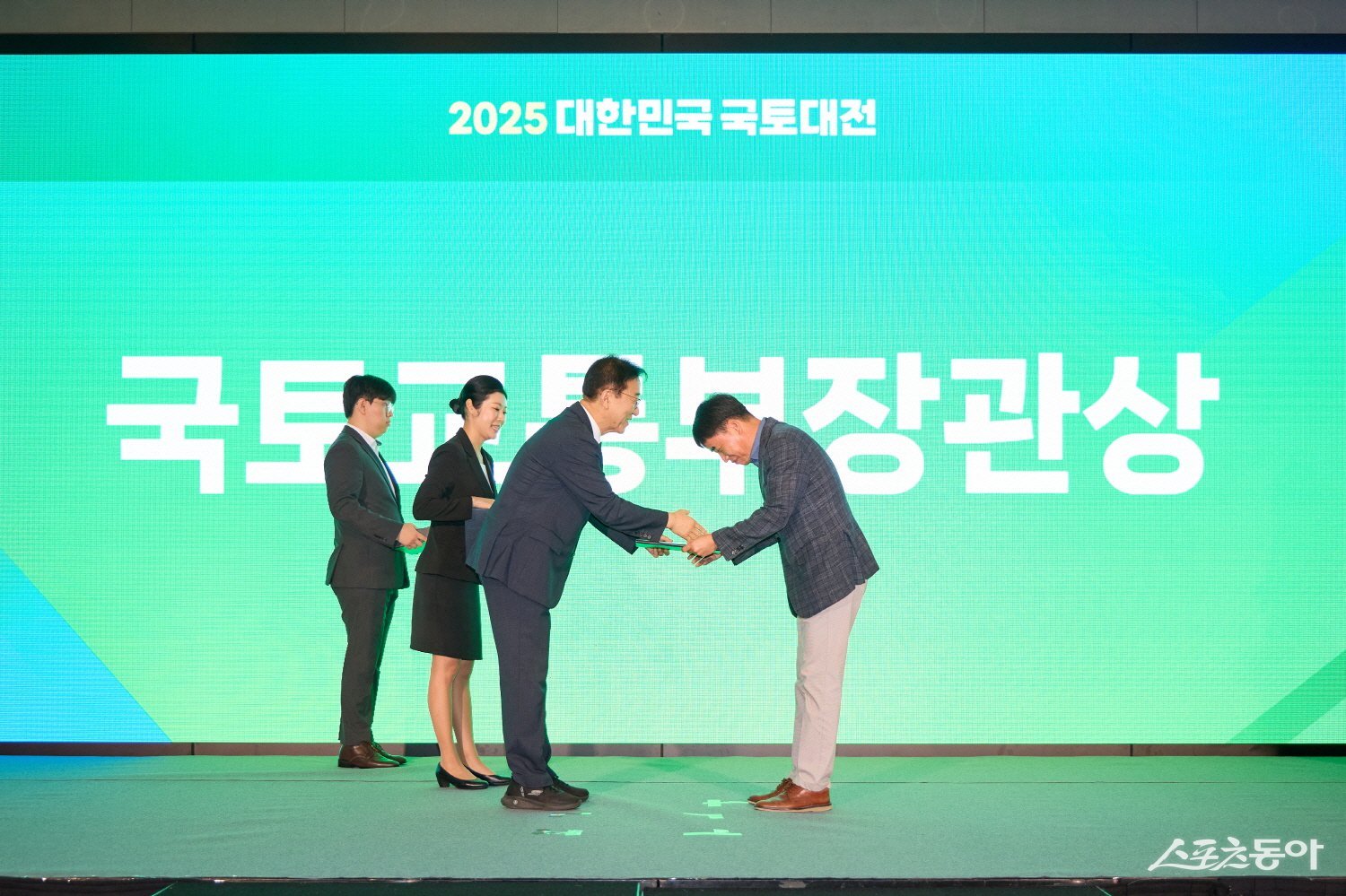 포천시는 18일 ‘2025 대한민국 국토대전’ 사회기반시설 부문에서 국토교통부 장관상을 수상받고 있다. 사진제공ㅣ포천시