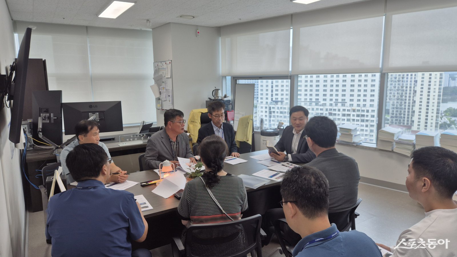 경기도의회 고준호 의원(국민의힘, 파주1)은 19일 파주시 운정신도시에서 발생한 수돗물 이물질 사고와 관련해 경기도 상하수과, 파주시 상수도과, 경기도보건환경연구원, 한국수자원공사 관계자들과 긴급 간담회를 열고 사고 원인과 대책을 점검했다. 사진제공｜고준호 의원(국민의힘, 파주1)