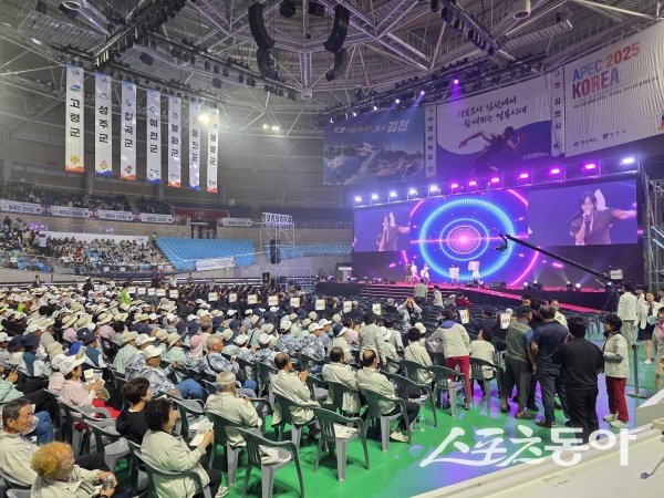 김천실내체육관에서 제35회 경북도민생활체육대축전 개막식이 진행되고 있다. 사진 ㅣ 나영조 기자