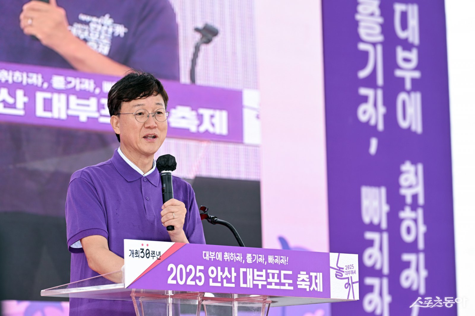 안산시(시장 이민근)는 지난 19일 대부바다향기테마파크에서 ‘2025년 안산 대부포도축제’ 개막식을 열고 사흘간의 축제 막을 올렸다(이민근 시장). 사진제공|안산시