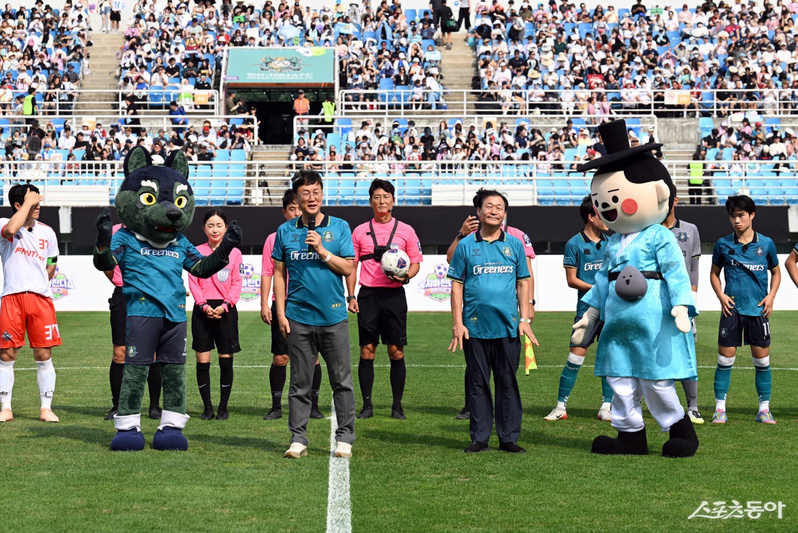 이민근 안산시장(앞줄 왼쪽 두번째)이 안산와~스타디움에서 진행된 ‘뭉쳐야 찬다4’ 첫 직관 경기에서 인사 발언을 하고 있다. 사진제공|안산시
