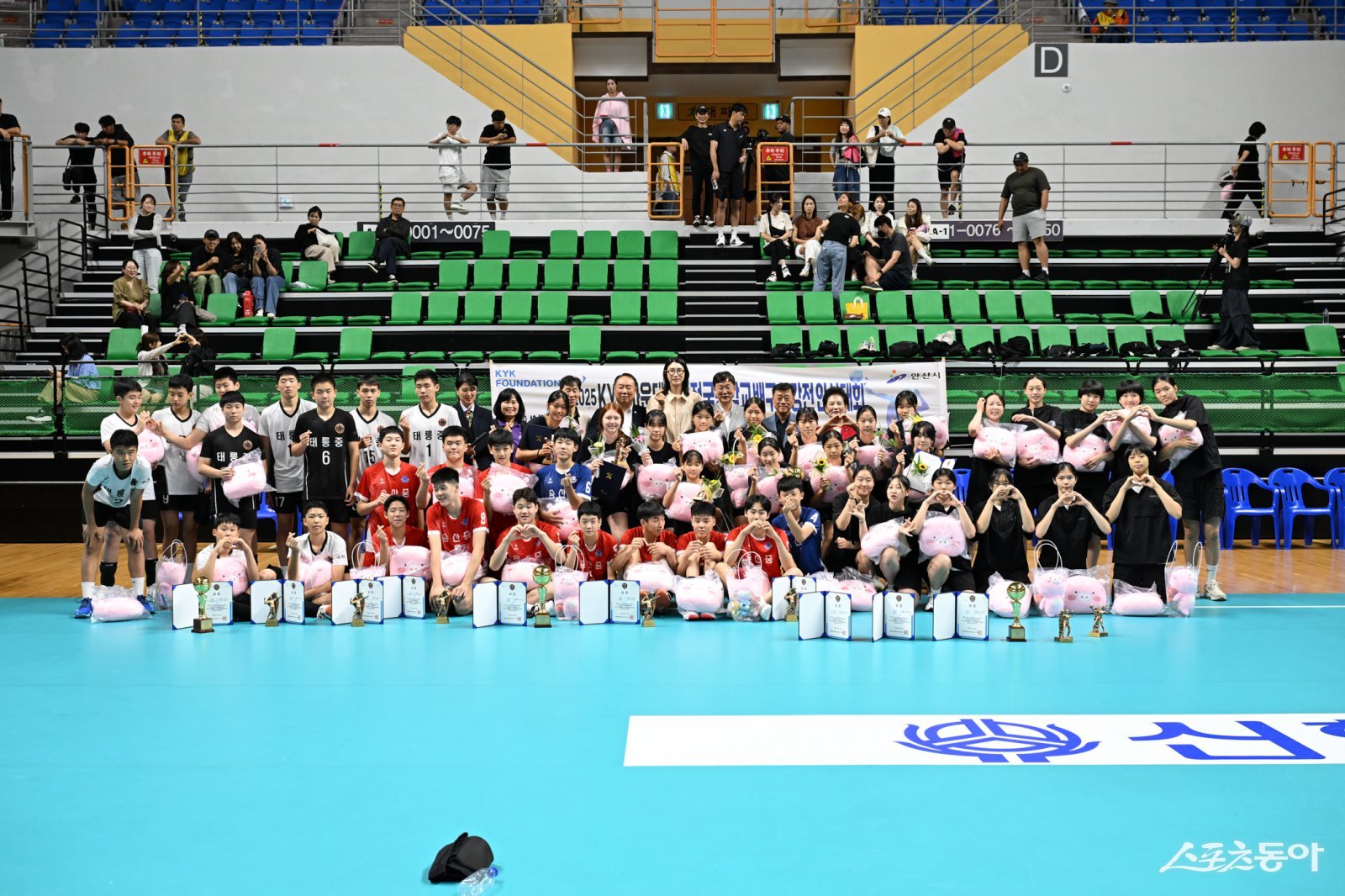 이민근 안산시장(맨 뒷줄 오른쪽 아홉번째)이 지난 14일 ‘2025 KYK파운데이션 전국 중학교 배구 최강전 안산대회’ 시상식에서 참가선수들과 함께 기념촬영을 하고 있다. 사진제공|안산시