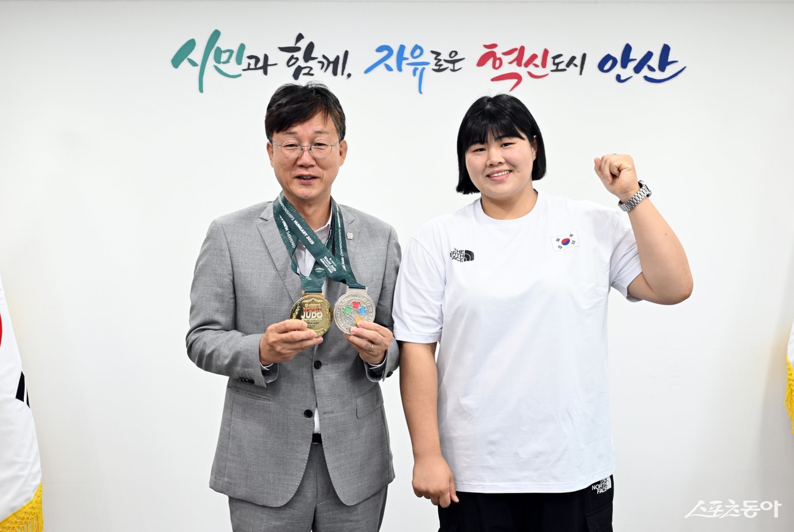 이민근 안산시장(왼쪽)이 ‘2025 라인루르 하계유니버시아드’에서 금메달을 획득한 김하윤 선수와 기념촬영을 하고 있다. 사진제공|안산시
