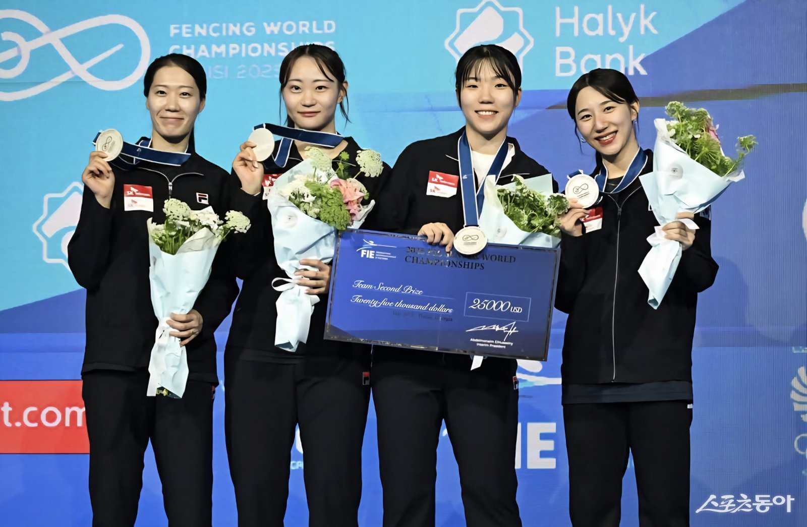 ‘2025 세계펜싱선수권대회’에 참가해 은메달을 획득한 대한민국 사브르 대표팀 선수들이 시상식을 마치고 기념촬영을 하고 있다. 사진제공|안산시