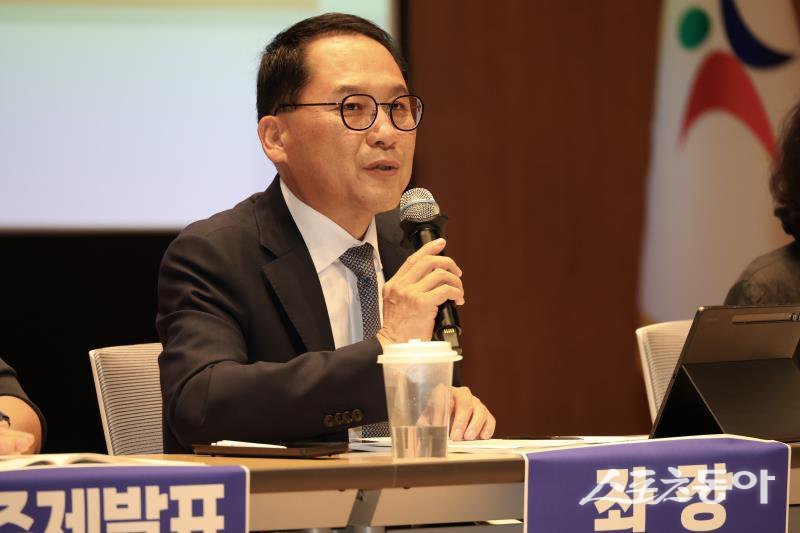 경기도의회 교육기획위원회 안광률 위원장(더불어민주당, 시흥1)은 지난 18일 경기도교육청 대강당에서 열린 ‘2025 경기교육 정책토론회’ 좌장을 맡아 ‘학교 내 휴대전화 사용, 금지와 허용의 정책 방안 모색’을 주제로 학부모·교사·학생·전문가와 함께 심도 있는 논의를 진행했다. 사진제공|경기도의회