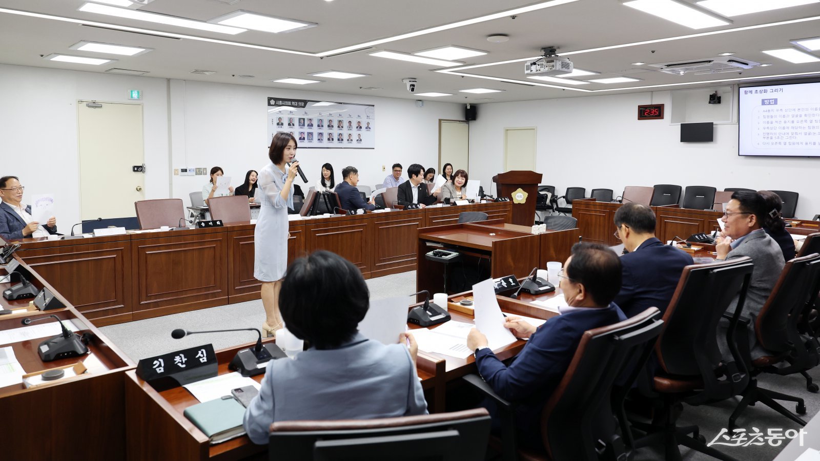 경기 시흥시의회(의장 오인열)는 지난 19일 의회운영위원회 회의장에서 시의원과 의회사무국 직원을 대상으로 의정활동 전문성 강화를 위한 직무교육을 진행했다. 사진제공｜시흥시의회