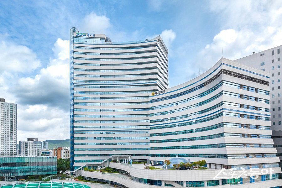 경기도는 지난 18일 열린 산업단지계획심의위원회에서 용인 반도체클러스터 일반산업단지 변경안과 김포 양촌2 일반산업단지 조성안을 각각 통과시켰다고 밝혔다(경기도청 전경). 사진제공｜경기도