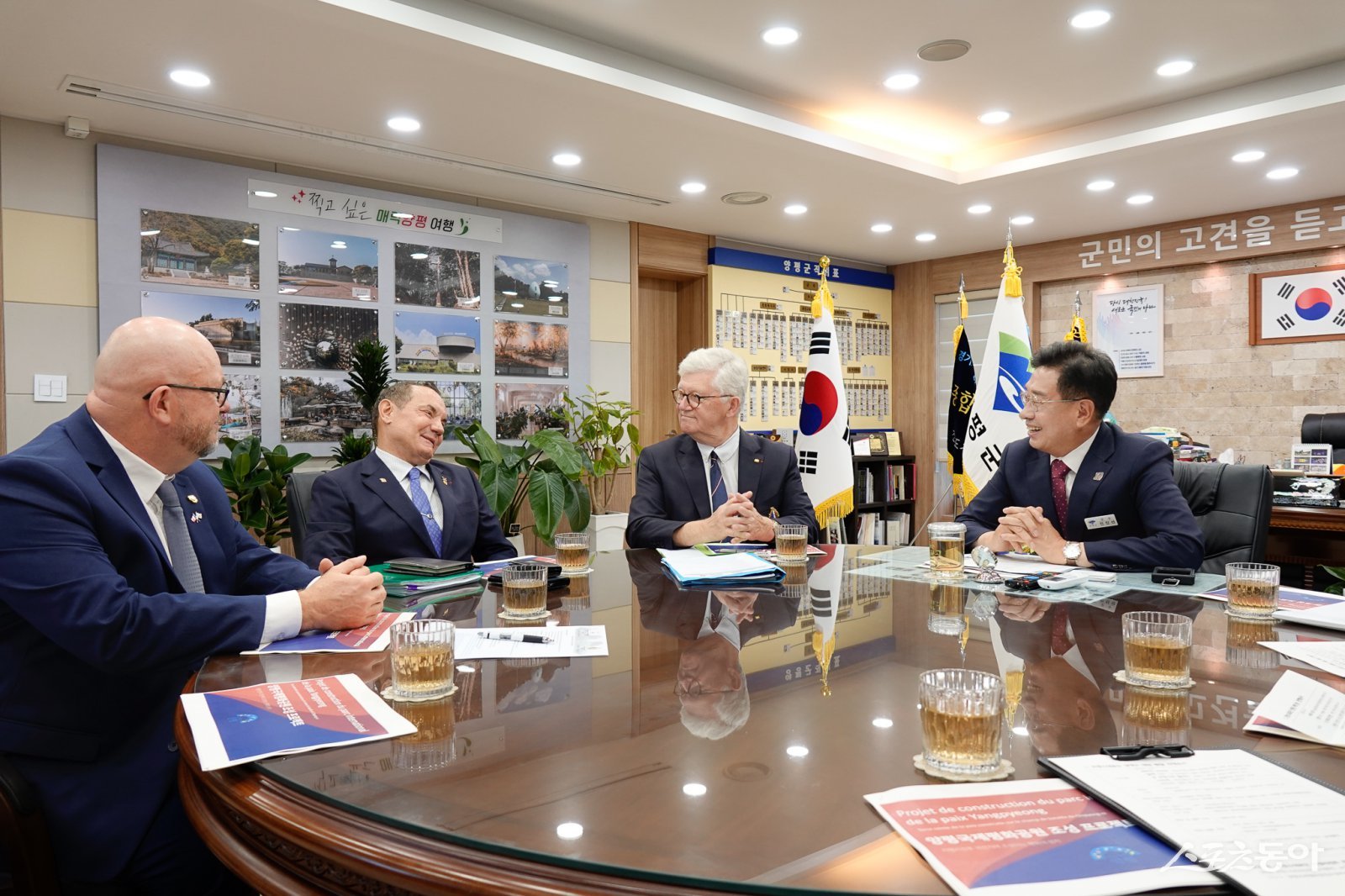 양평군(군수 전진선)은 지난 17일 양평국제평화공원 조성 사업과 관련해 프랑스 측 주요 인사들을 맞아 군수와 환담을 진행했다. 사진제공｜양평군