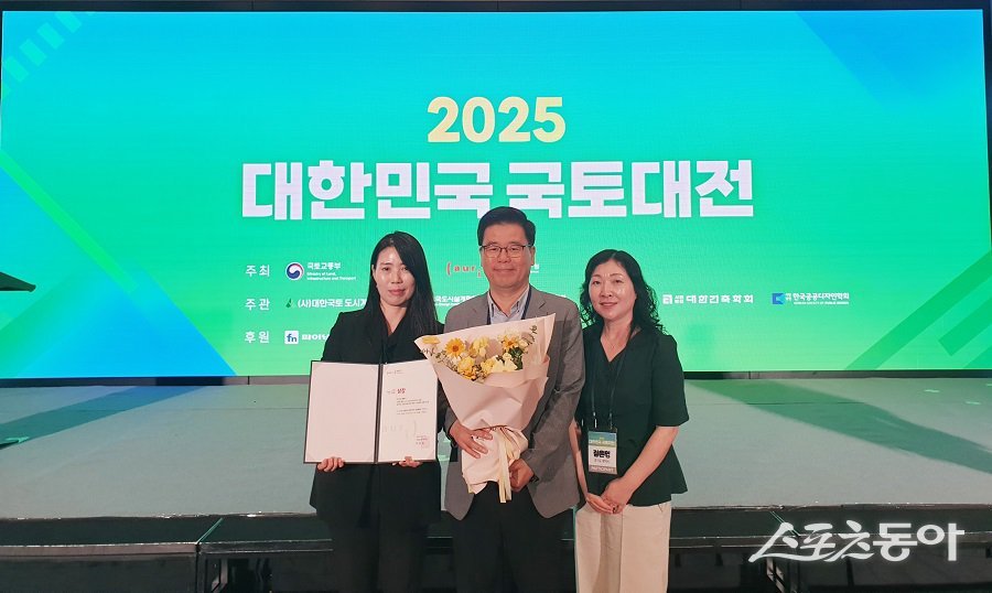 평택시(시장 정장선)는 지난 18일 국토교통부, 국토연구원, 건축공간연구원이 공동 주최한 ‘2025 대한민국 국토대전’에서 경관행정부문 건축공간연구원장상을 수상했다. 사진제공|평택시