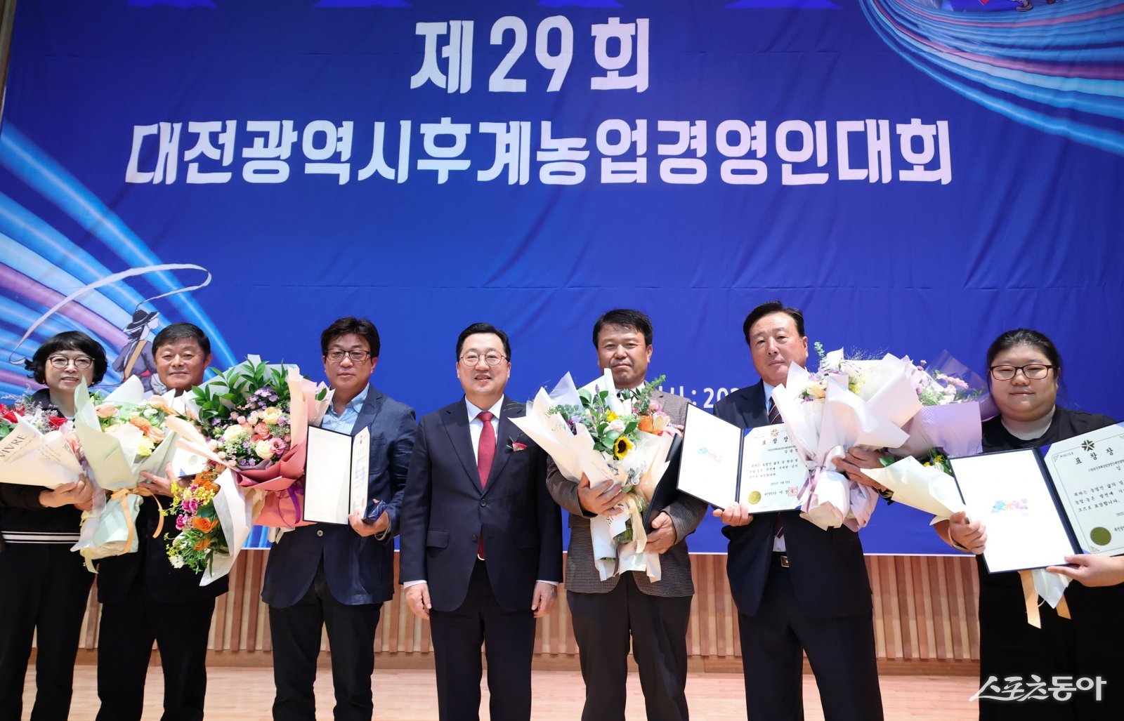 이장우 대전시장은 지난 9월 19일 대전시 농업기술센터에서 열린 제29회 한국후계농업경영인 대전시대회 개회식에서, 대전 농업 발전에 기여한 공로를 인정받아 한국후계농업경영인 대전시연합회로부터 감사패를 받았다. 사진제공|대전시