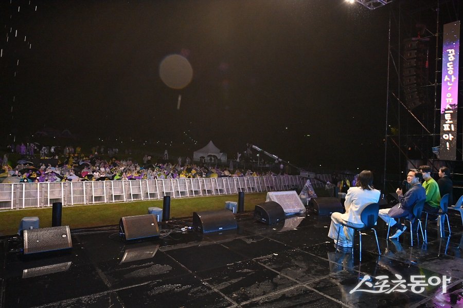3부 행사에서는 김태흠 충남지사가 무대에 올라 청년들의 진솔한 목소리를 직접 듣고, “청년들이 꿈을 찾아 자신이 원하는 일을 할 수 있기를 바란다”며 청년들의 미래를 응원했다. 사진제공｜충남도