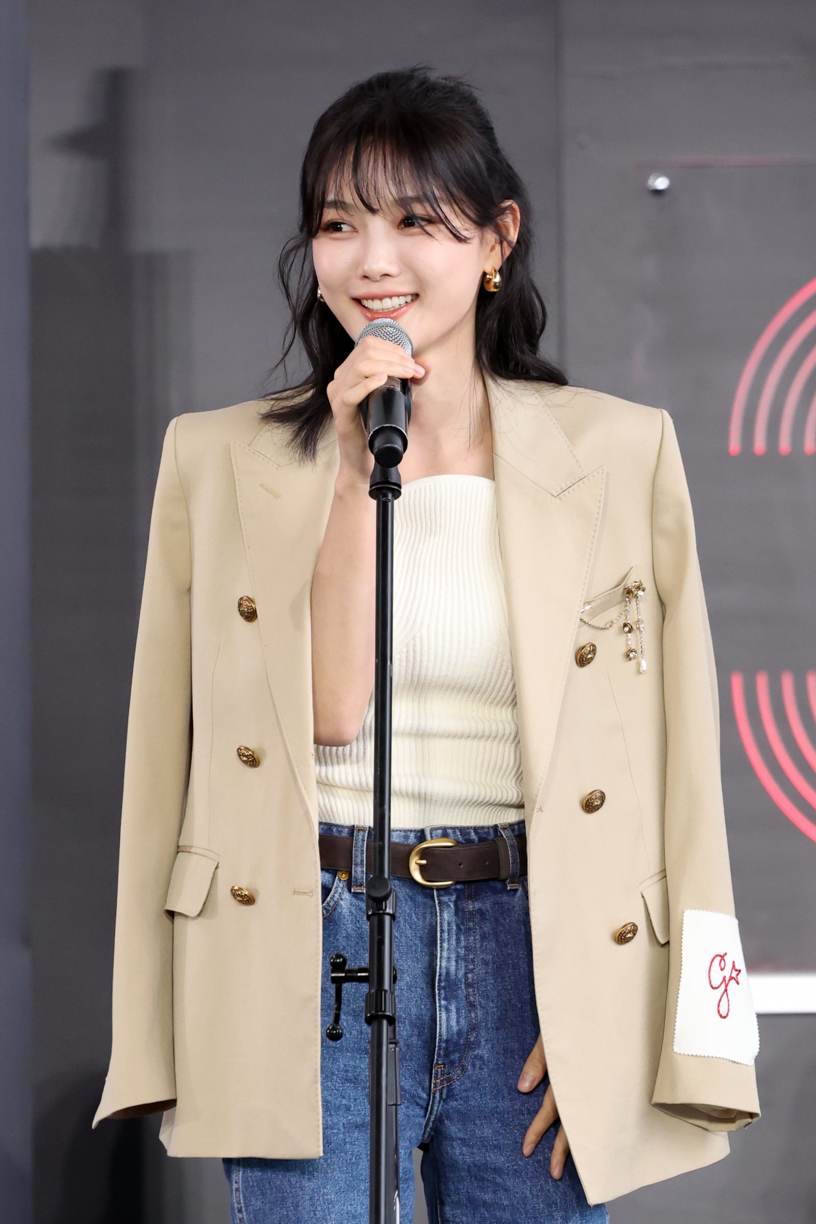 드라마 ‘친애하는 X‘의 김유정이 19일 부산 해운대구 영화의전당 BIFF 야외무대에서 제30회 부산국제영화제 무대인사를 하고 있다. 뉴시스