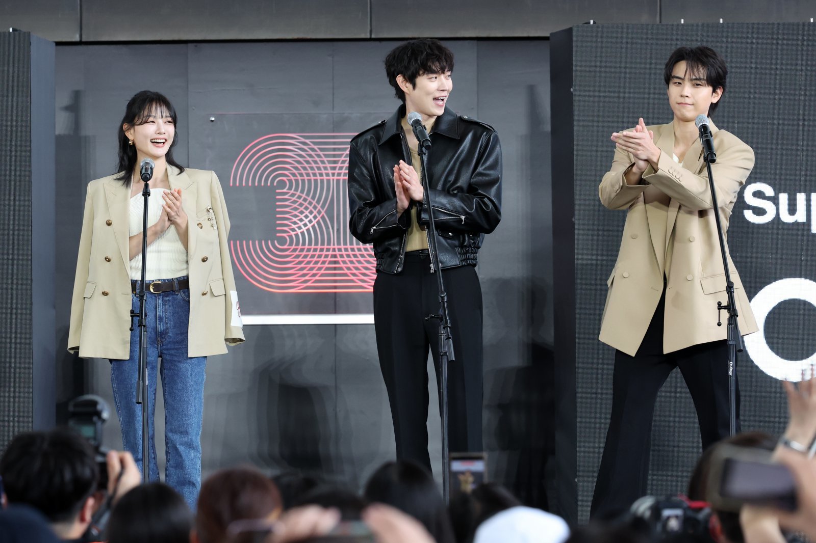 드라마 ‘친애하는 X’의 배우 김유정, 김영대, 김도훈이 19일 부산 해운대구 영화의전당 BIFF 야외무대에서 제30회 부산국제영화제 무대인사를 하고 있다. 뉴시스