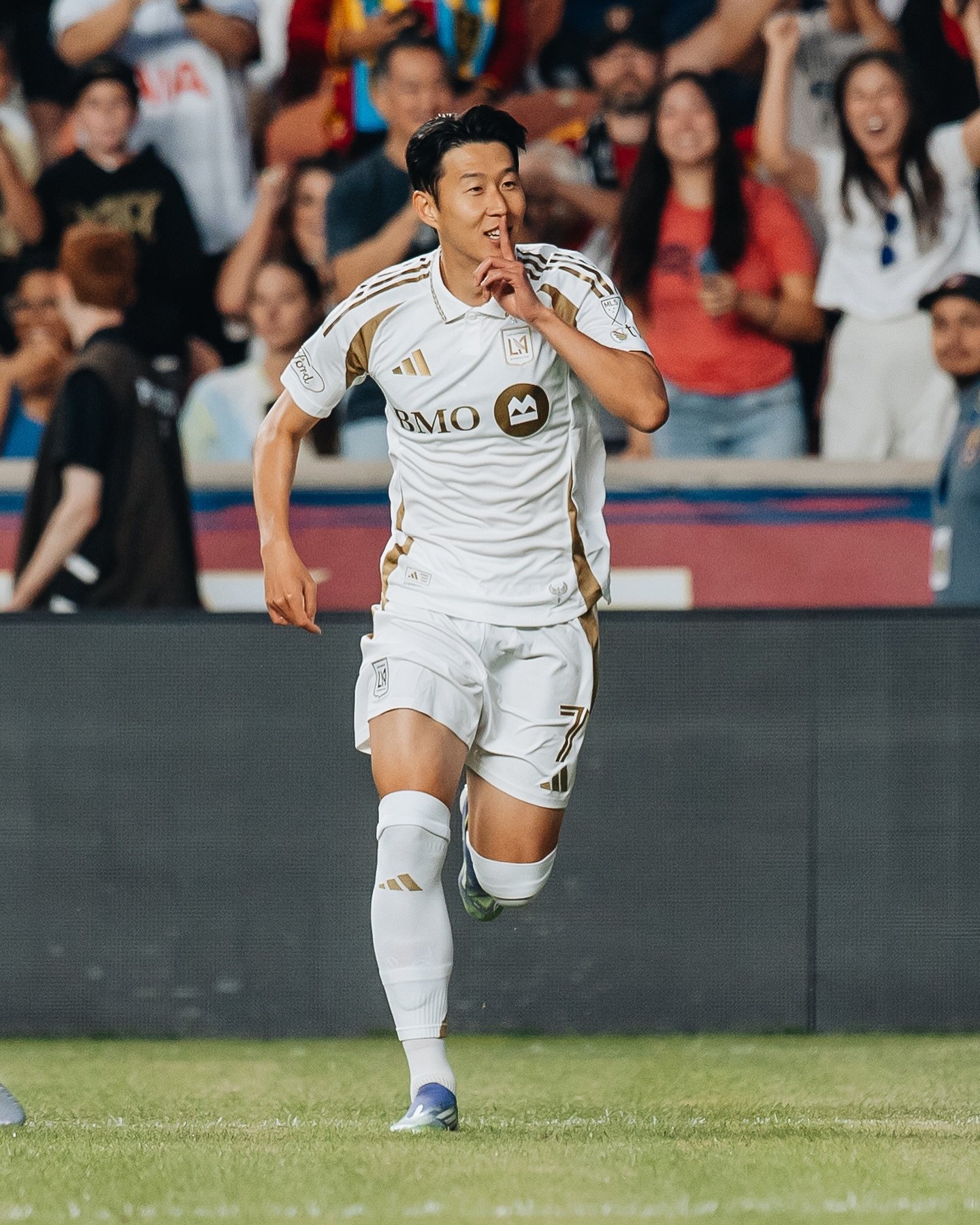 이적시장 전문가 파브리시오 로마노 기자는 20일(한국시간) “리오넬 메시는 인터 마이애미와 새 계약을 맺을 예정이며 최종 단계에 근접했다”고 밝했다. 이에 따라 최소 2027년까지 MLS에서 뛰게 될 손흥민과 맞대결 가능성은 여전히 유효하다. 사진출처｜LAFC 페이스북