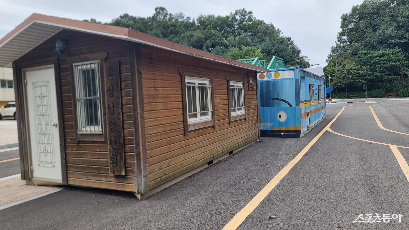 어린이 교통교육장 내에 무허가 건물 주무과 교통기획과는 언제 설치했는지도 모르고 있다. 사진ㅣ고성철 기자