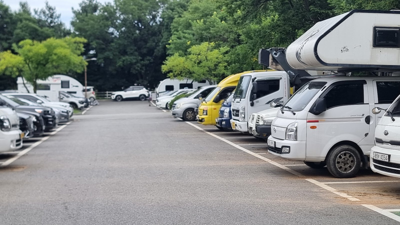 장기 주차로 보이는 캠핑카와 화물차 승용차 등 거의 만차 모습. 사진ㅣ고성철 기자