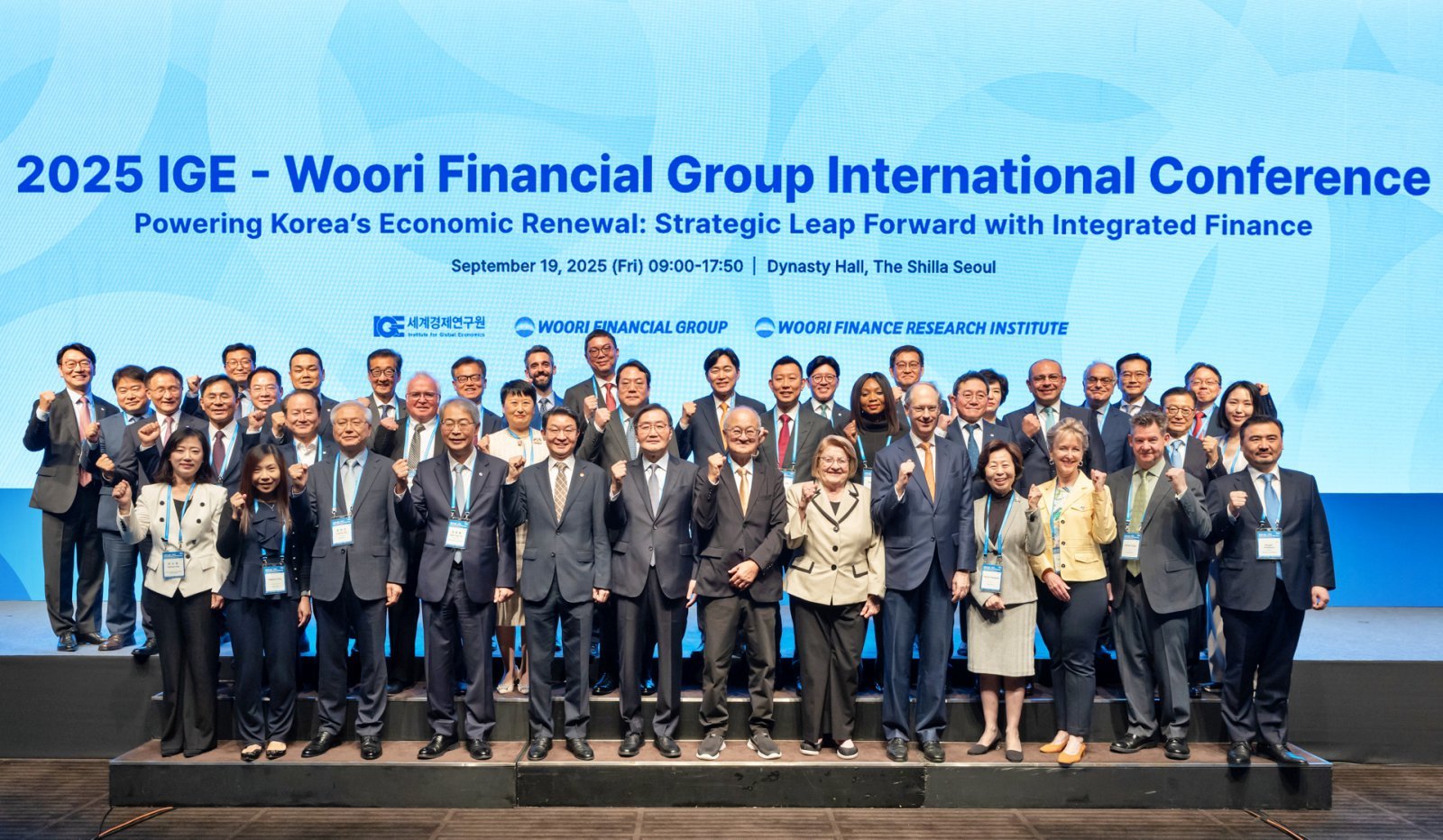 국제 컨퍼런스에서 국내·외 주요 금융·학계 인사들과 기념 촬영하고 있는 임종룡 우리금융 회장, 이억원 금융위원장, 전광우 세계경제연구원 이사장(앞줄 왼쪽 네 번째부터). 사진제공｜우리금융