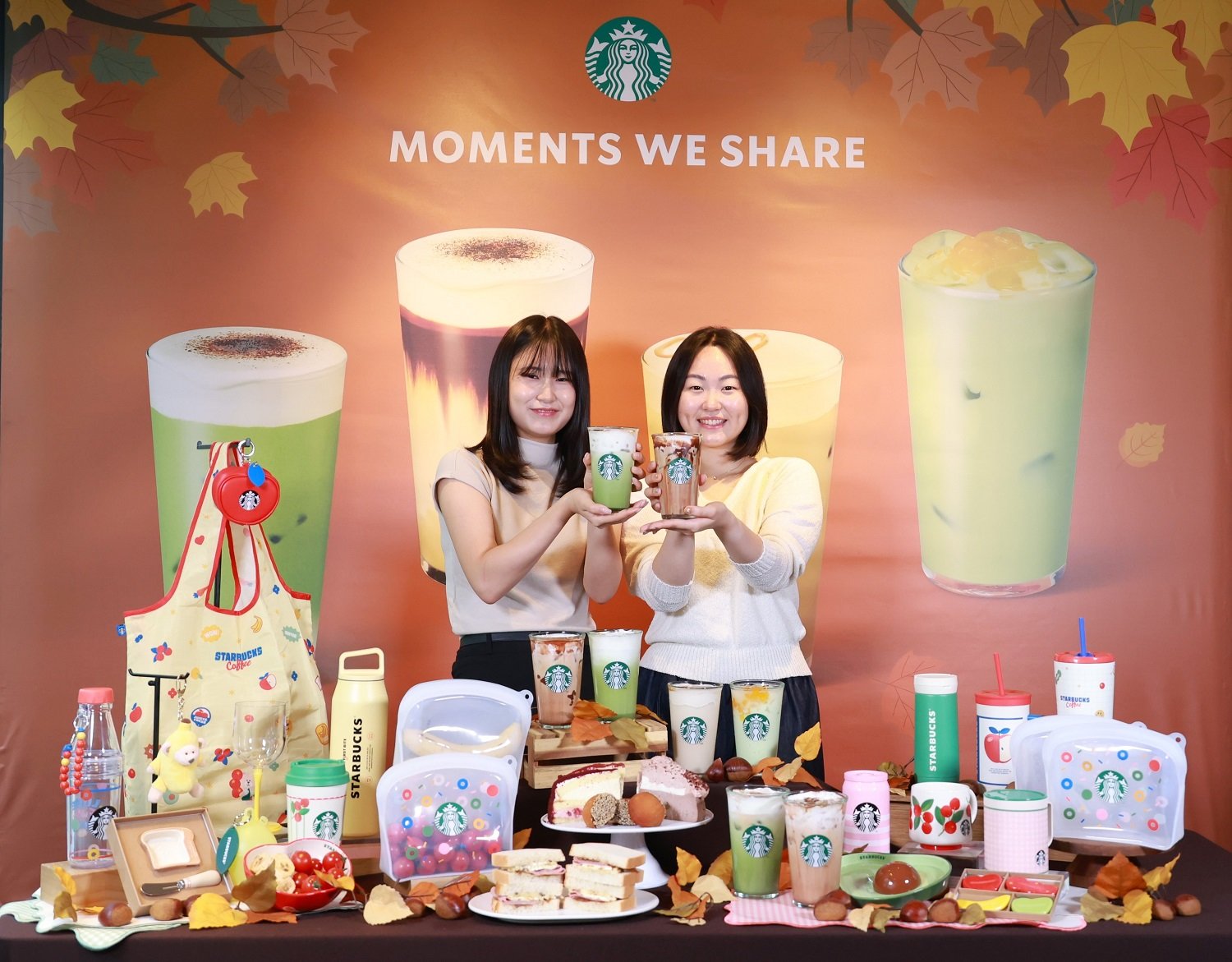 가을 시즌 스타벅스 음료, 푸드, 굿즈 등을 소개하고 있는 모델들. 사진제공｜스타벅스