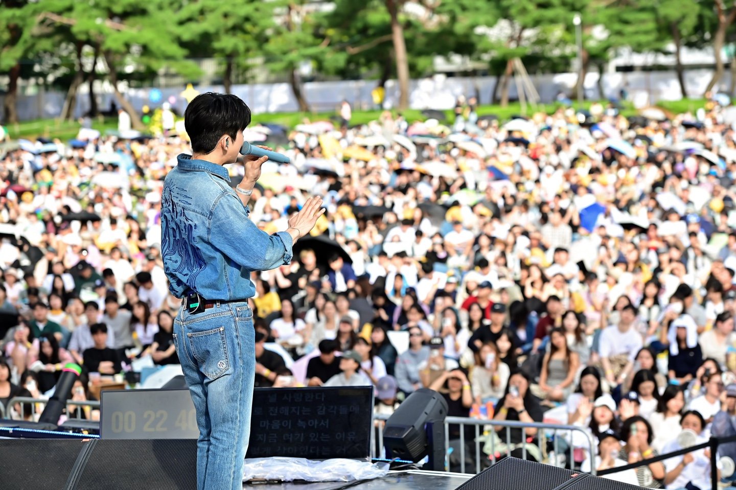 ‘KB 조이올팍 페스티벌’ 1일차 유다빈밴드(위)와 폴킴의 공연 모습. 사진제공|KB국민은행