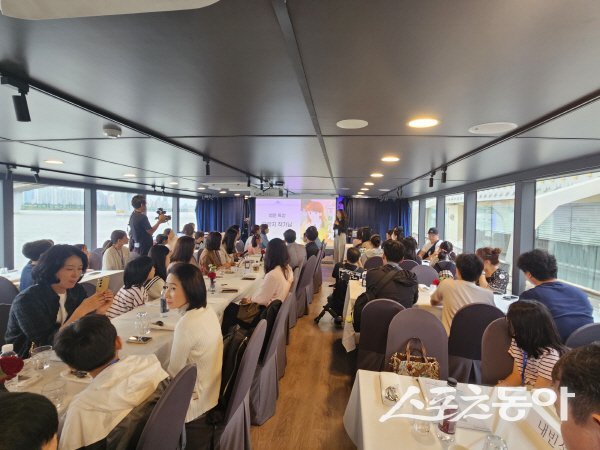 한국수력원자력이 청소년 웹툰 창작 교육프로그램 ‘아이水크림’ 성과발표회를 하고 있다. 사진제공 ㅣ 한수원