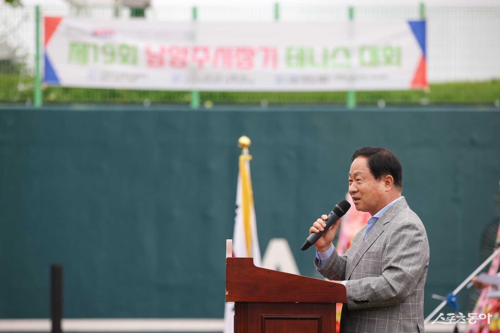 주광덕 시장이 20일 남양주체육문화센터에서 ‘테니스대회’ 참가자에게 인사말을 하고 있다. 사진제공ㅣ남양주시 