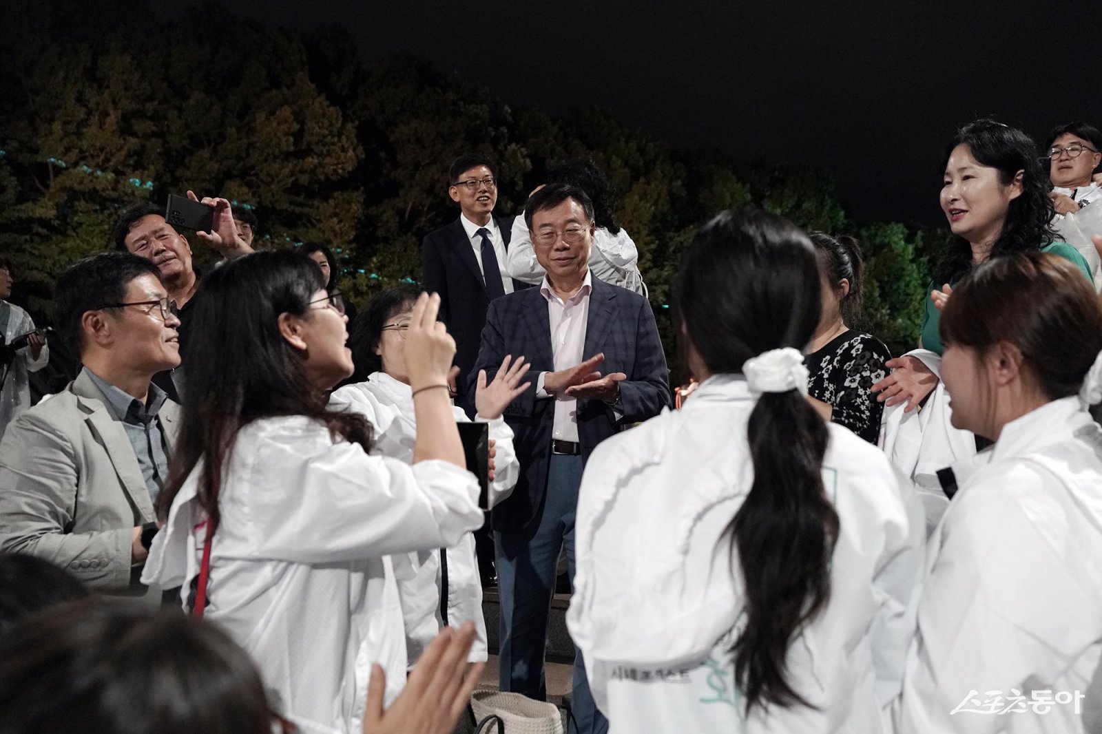 신상진 성남시장이 개막식을 마치고 시민들과 대화를 나누고 있다. 사진제공ㅣ성남시