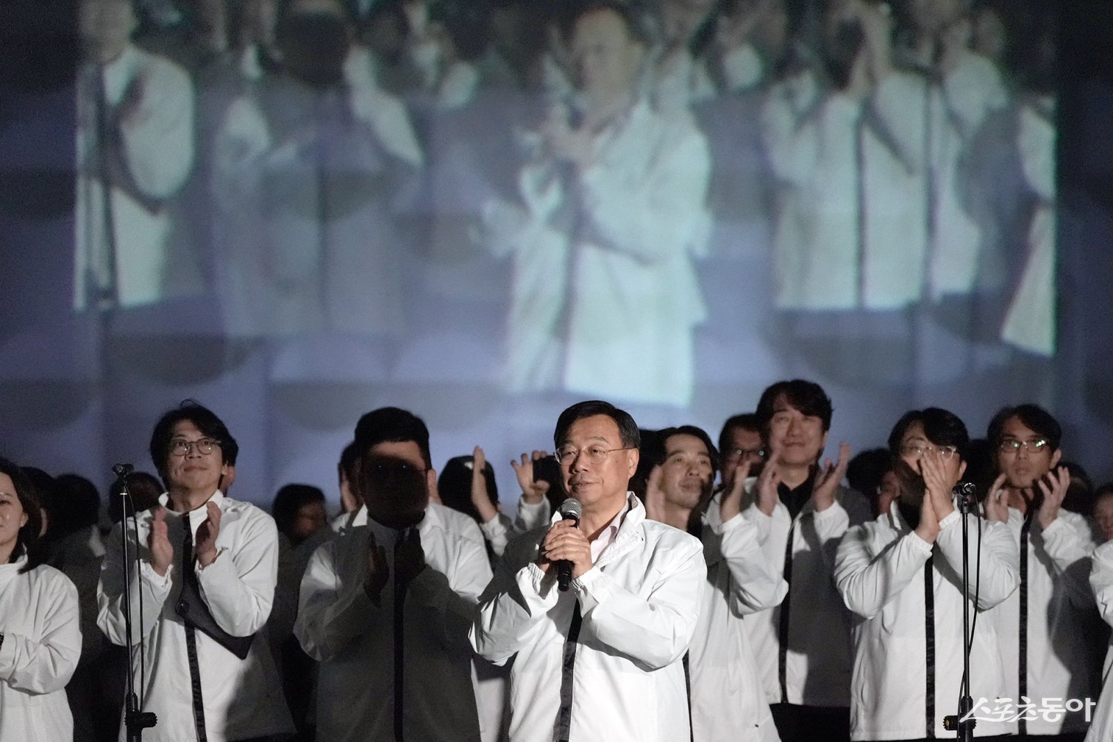 신상진 성남시장(앞줄 가운데)이 20일 저녁 중앙공원 야외공연장에서 ‘2025 성남페스티벌’ 개막식에 참석해 개막을 선언하고 있다. 사진제공ㅣ성남시