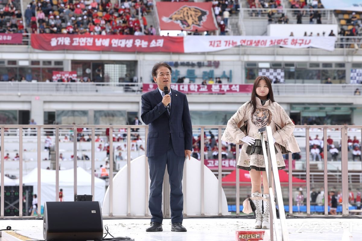 이동환 고양특례시장이 20일 고양종합운동장에서 열린 ‘2025년 정기 고·연전’ 축구경기에 참석하여 축사를 하고 있다. 사진제공ㅣ고양시 