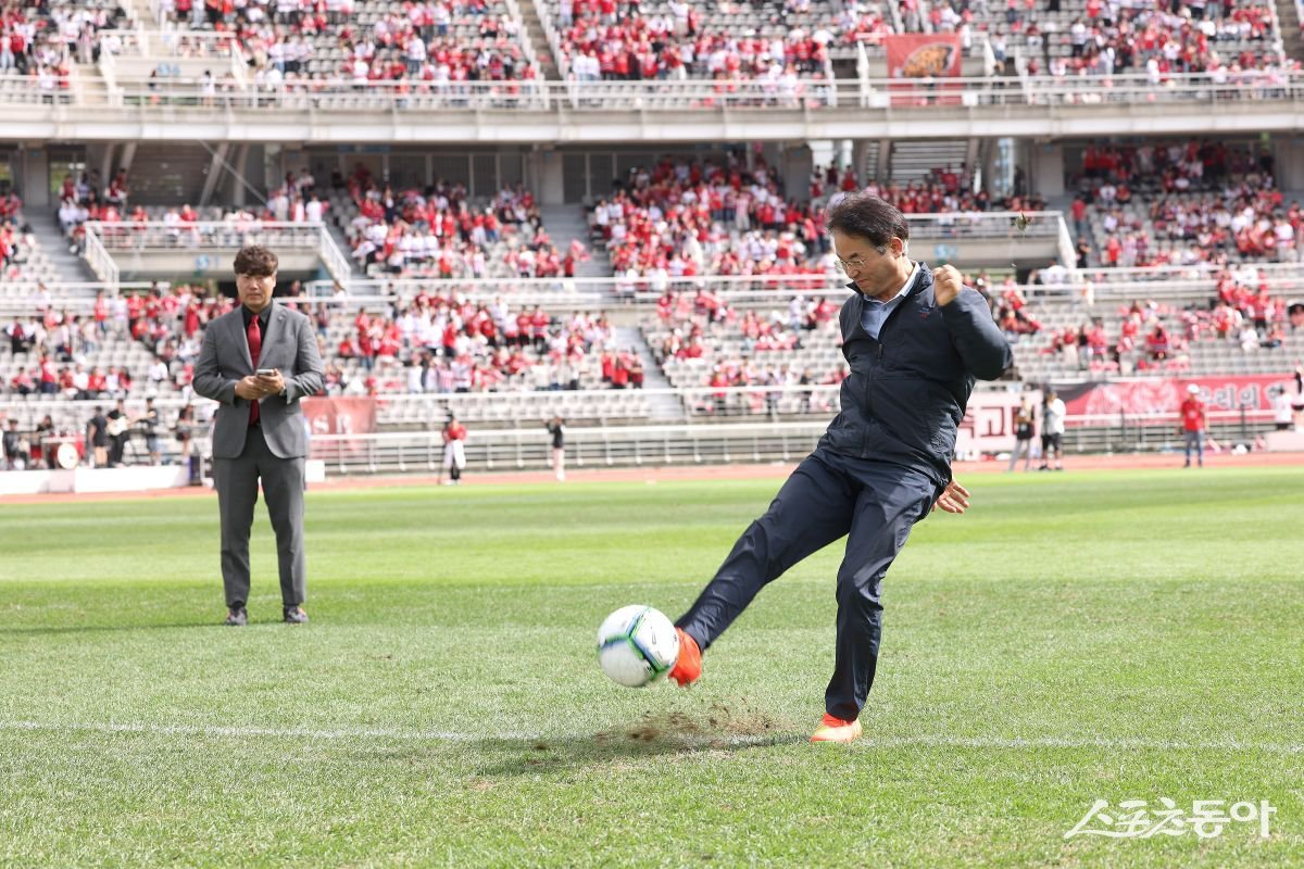 이동환 고양특례시장이 20일 고양종합운동장에서 열린 ‘2025년 정기 고·연전’ 축구경기에 참석하여 시축을 하고 있다. 사진제공ㅣ고양시 