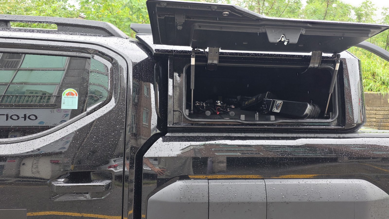 상하 2단 구조의 더블데커 캐노피 적재 공간은 짐의 무게와 용도에 따라 효율적인 적재가 가능하다. 원성열 기자 sereno@donga.com