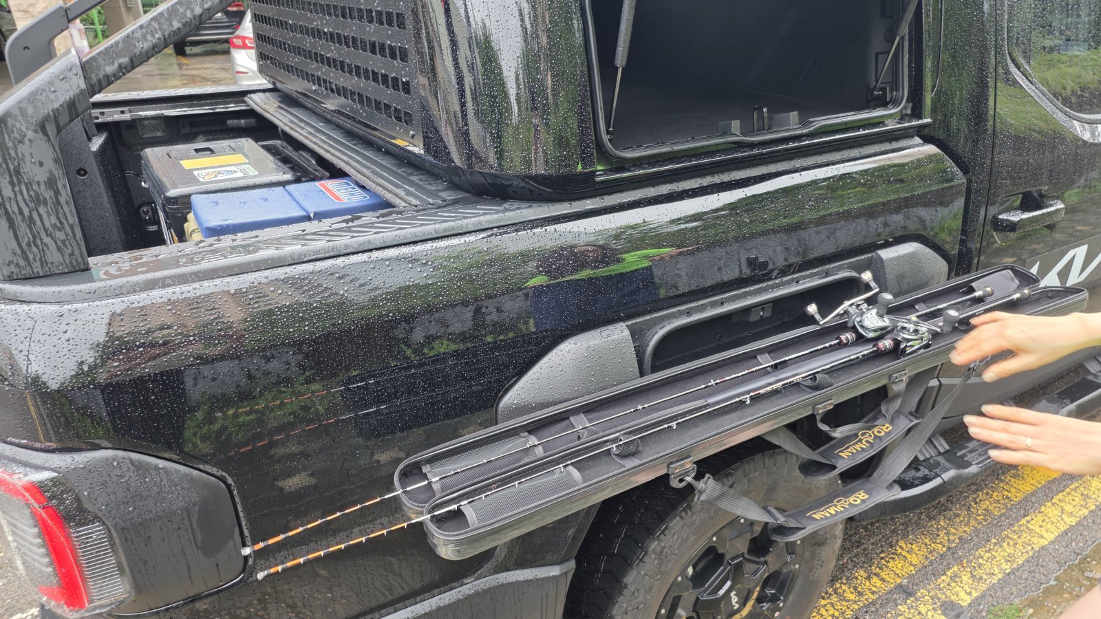 사이드 스토리지는 가벼운 짐을 넣을 수도 있고, 낚시 채비를 위한 테이블로도 활용 가능하다. 원성열 기자 sereno@donga.com