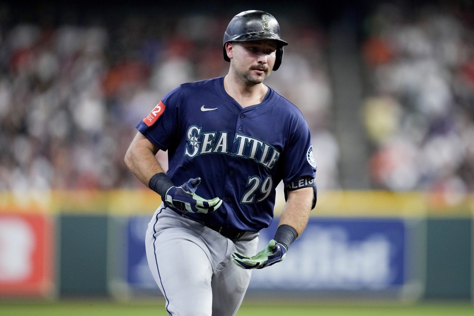 시애틀 칼 롤리가 21일(한국시간) 다이킨파크에서 열린 휴스턴과 원정경기에서 3회초 솔로홈런(57호)을 쳐낸 뒤 그라운드를 돌고 있다. 이 홈런으로 롤리는 켄 그리피 주니어를 넘어 시애틀 구단의 단일시즌 최다홈런 주인공으로 우뚝섰다. 휴스턴(미 텍사스주)|AP뉴시스