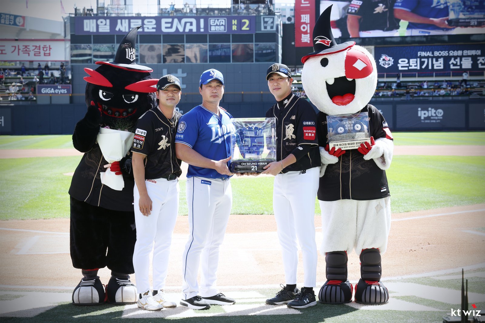 삼성 오승환(왼쪽 2번째)이 21일 수원KT위즈파크에서 열린 KT전을 앞두고 자신의 은퇴투어 선물을 전달한 KT 우규민(오른쪽), 김상수(왼쪽 1번째)와 기념 사진을 촬영하고 있다. 사진제공｜KT 위즈