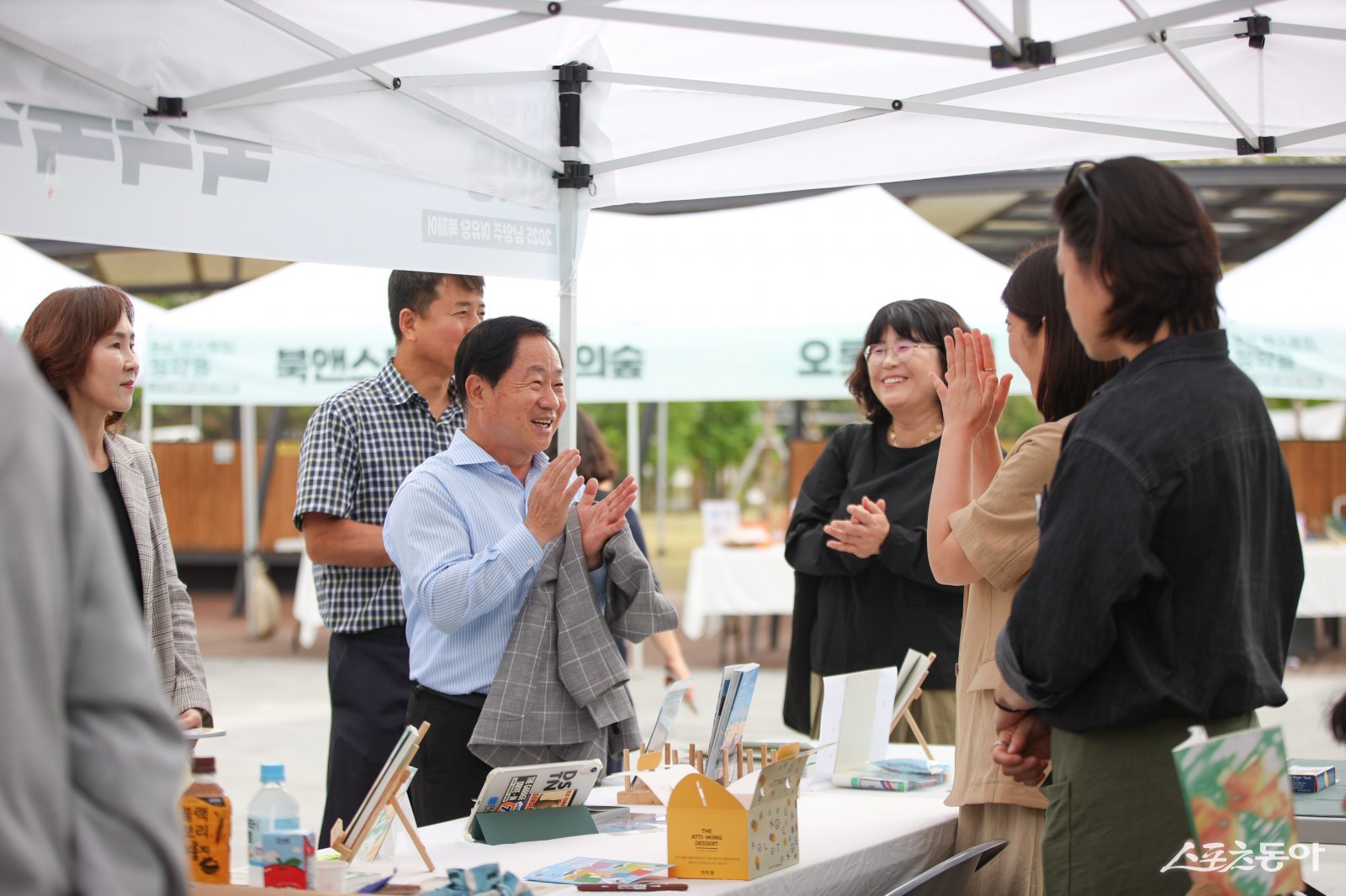 주광덕 시장(윈쪽 세번째)은 20일 다산역 광장에서 시민과 함께하는 독서문화축제 ‘2025 남양주 여유당 북페어’를 함께 했다. 사진제공ㅣ남양주시 