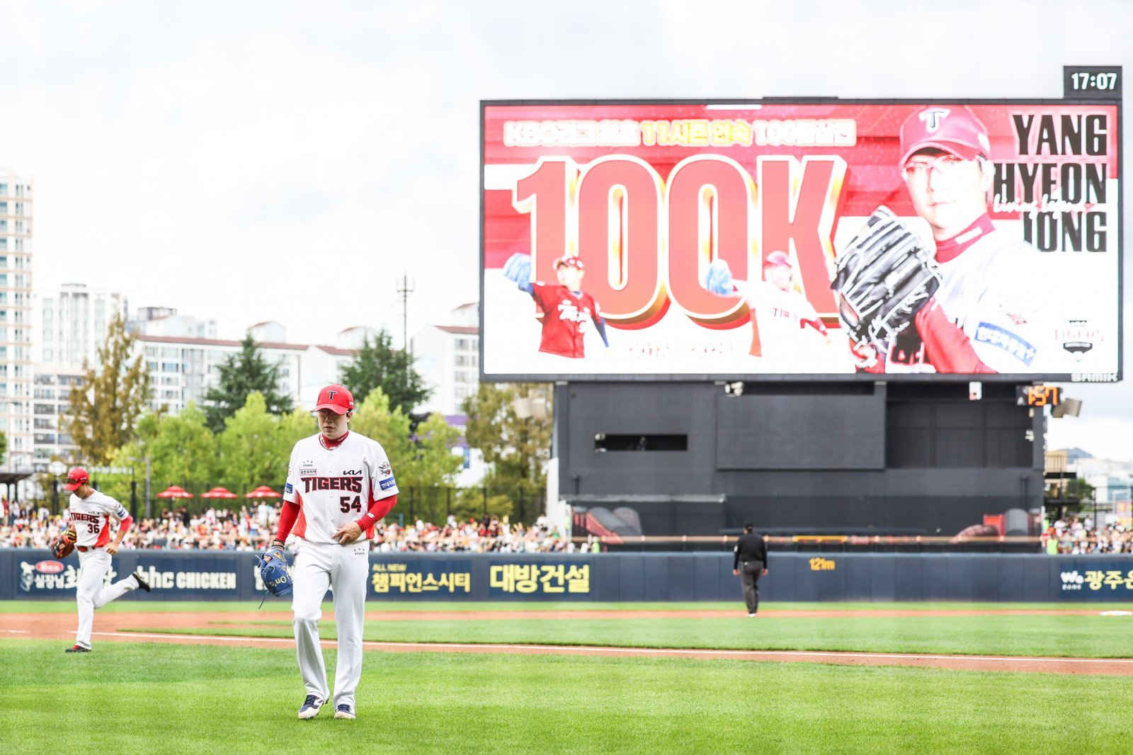 KIA 양현종은 20일 광주 NC전서 KBO리그 최초 11시즌 연속 세 자릿수 탈삼진을 기록했다. 그는 올해 이탈없이 선발진을 지키며 여러 대기록에 조금씩 다가서고 있다. 사진제공|KIA 타이거즈