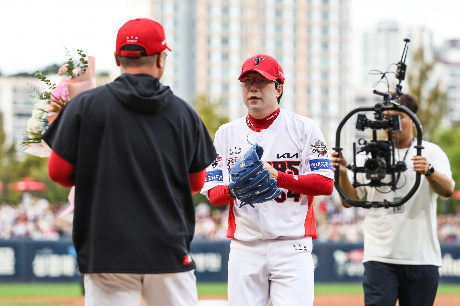 KIA 양현종(오른쪽)은 20일 광주 NC전서 KBO리그 최초 11시즌 연속 세 자릿수 탈삼진을 기록했다. 그는 올해 이탈없이 선발진을 지키며 여러 대기록에 조금씩 다가서고 있다. 사진제공|KIA 타이거즈