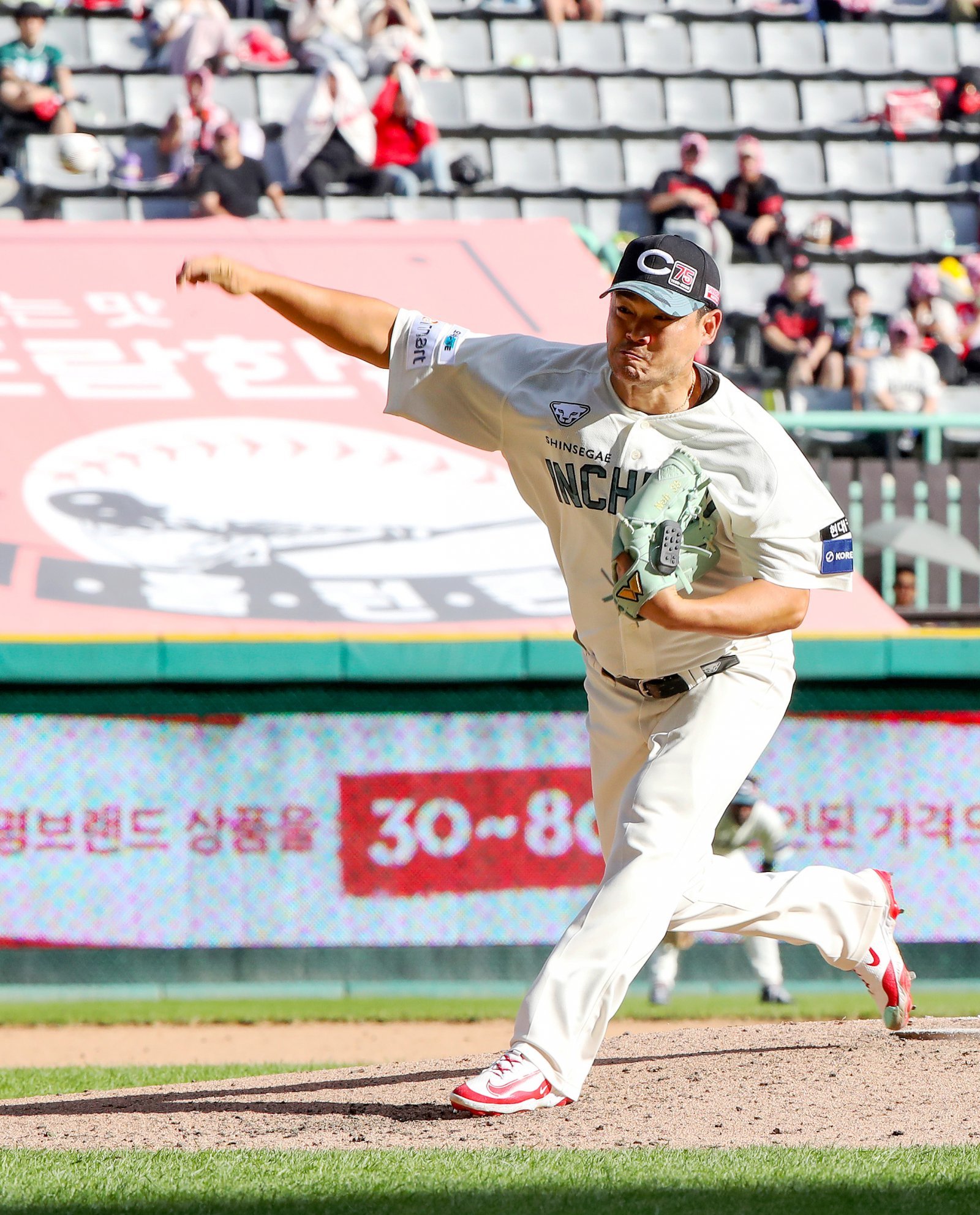 SSG 노경은이 21일 인천SSG랜더스필드에서 열린 두산전에 팀 두 번째 투수로 등판해 힘차게 공을 던지고 있다. 노경은은 이날 15개의 공으로 아웃카운트 6개를 잡았다. 너클볼까지 던지는 자신감을 보이며 팀의 7-3 승리를 이끌었다. SSG 입단 후 4년 연속 75이닝 고지를 돌파했다. 사진제공|SSG 랜더스