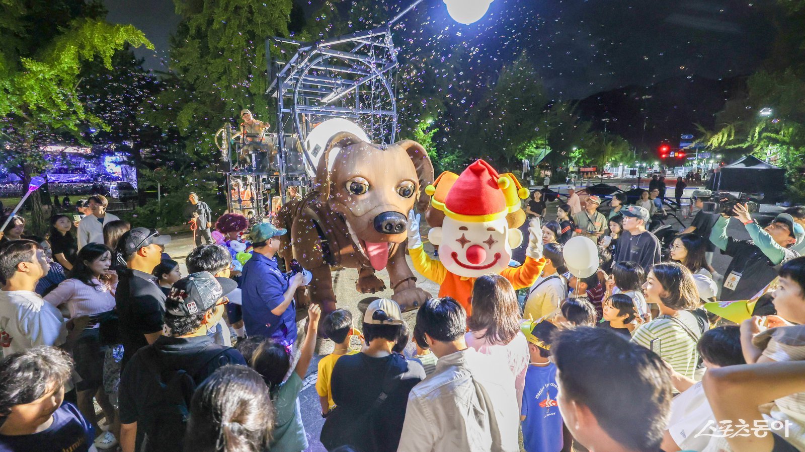 과천시가 주최하는 ‘2025 과천공연예술축제’가 9월 19일부터 21일까지 3일간 과천시민회관 옆 잔디마당 일원에서 열리고 있다(축제 2일차 캐릭터 로그 행진 모습). 사진제공|과천시