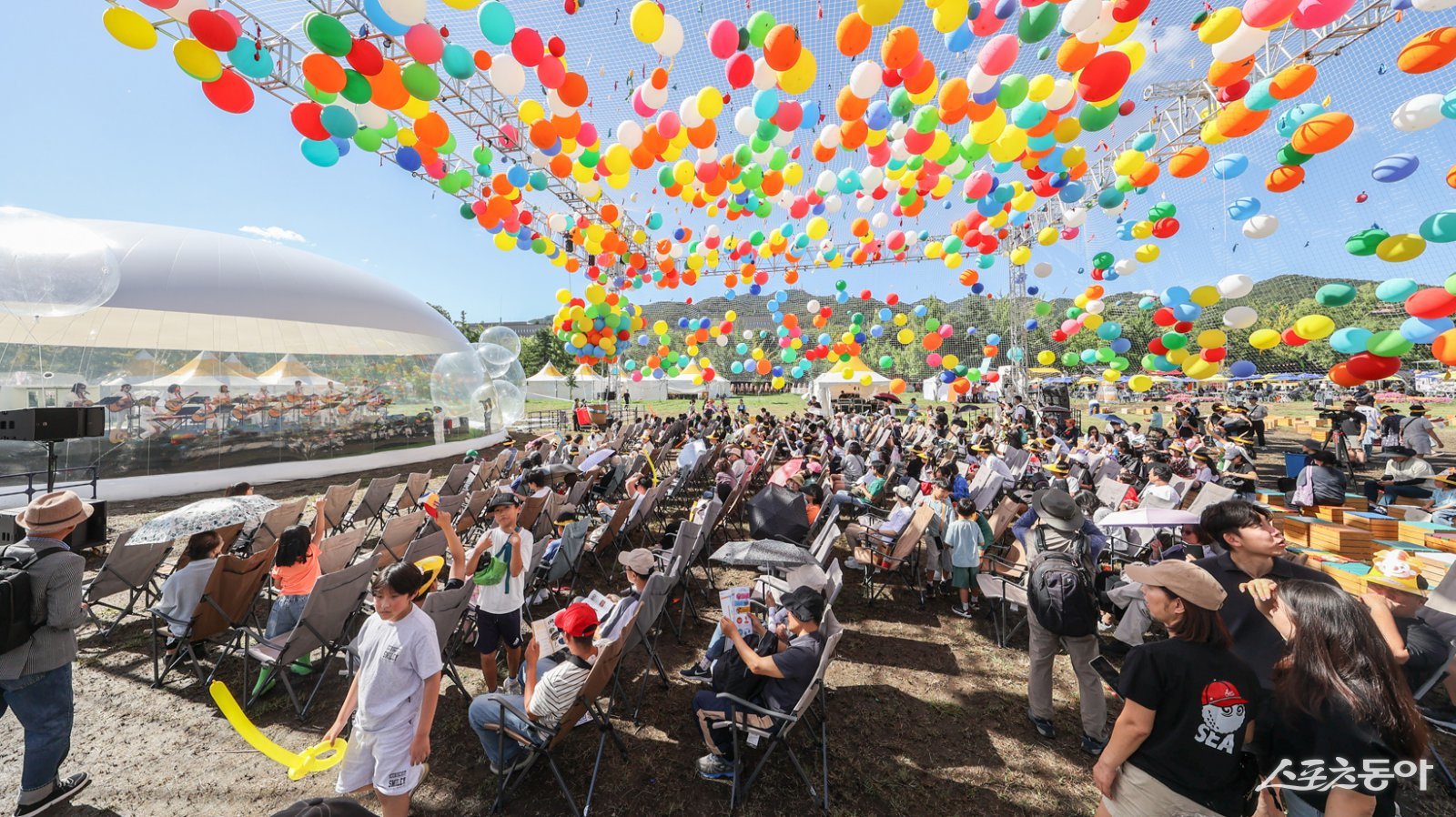 과천시가 주최하는 ‘2025 과천공연예술축제’가 9월 19일부터 21일까지 3일간 과천시민회관 옆 잔디마당 일원에서 열리고 있다(3일차 버블스테이지 관람객 모습). 사진제공|과천시