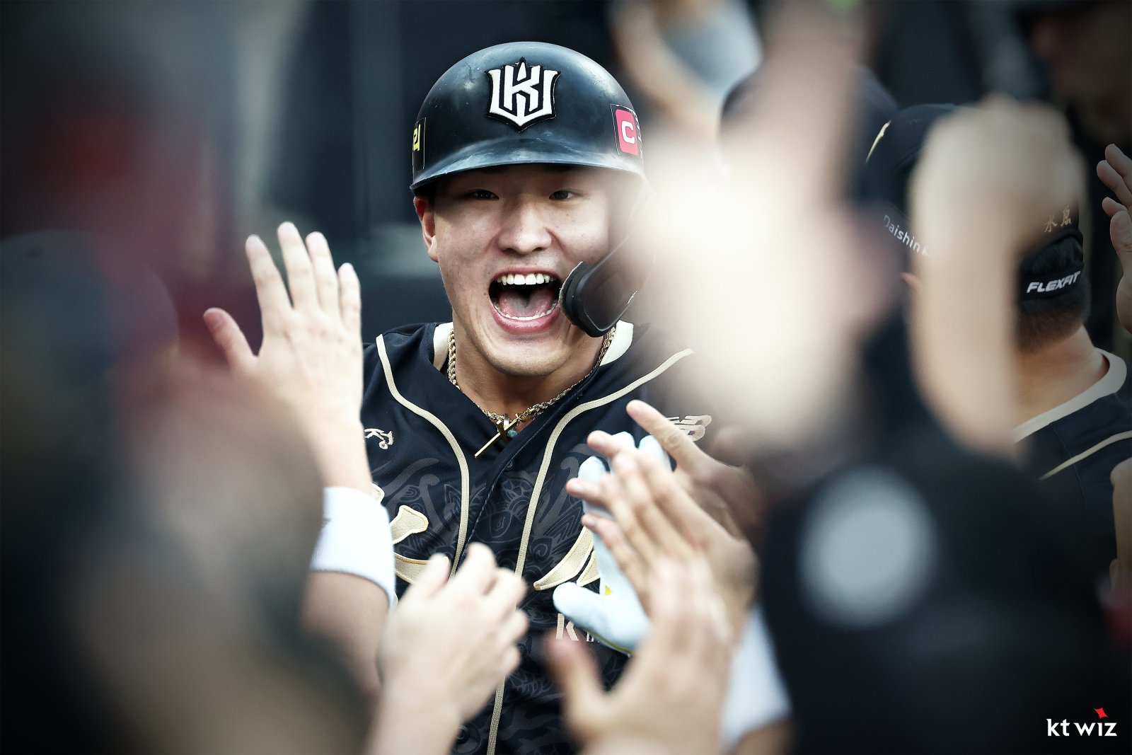 KT 안현민이 21일 수원KT위즈파크에서 열린 삼성전에서 연속경기 홈런을 작성하며 팀의 포스트시즌 진출 희망을 키웠다. KT는 안현민의 활약에 힘입어 4위 삼성과 격차를 0.5경기로 좁혔다. 사진제공|KT 위즈