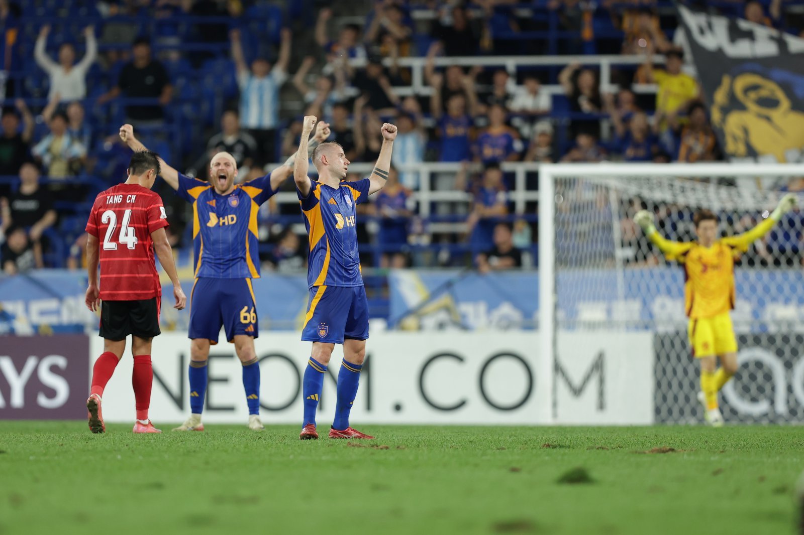 울산 선수들이 17일 청두 룽청과 ACLE 홈경기에서 2-1 승리를 거둔 뒤 두 팔을 들고 기뻐하고 있다. 사진제공｜한국프로축구연맹
