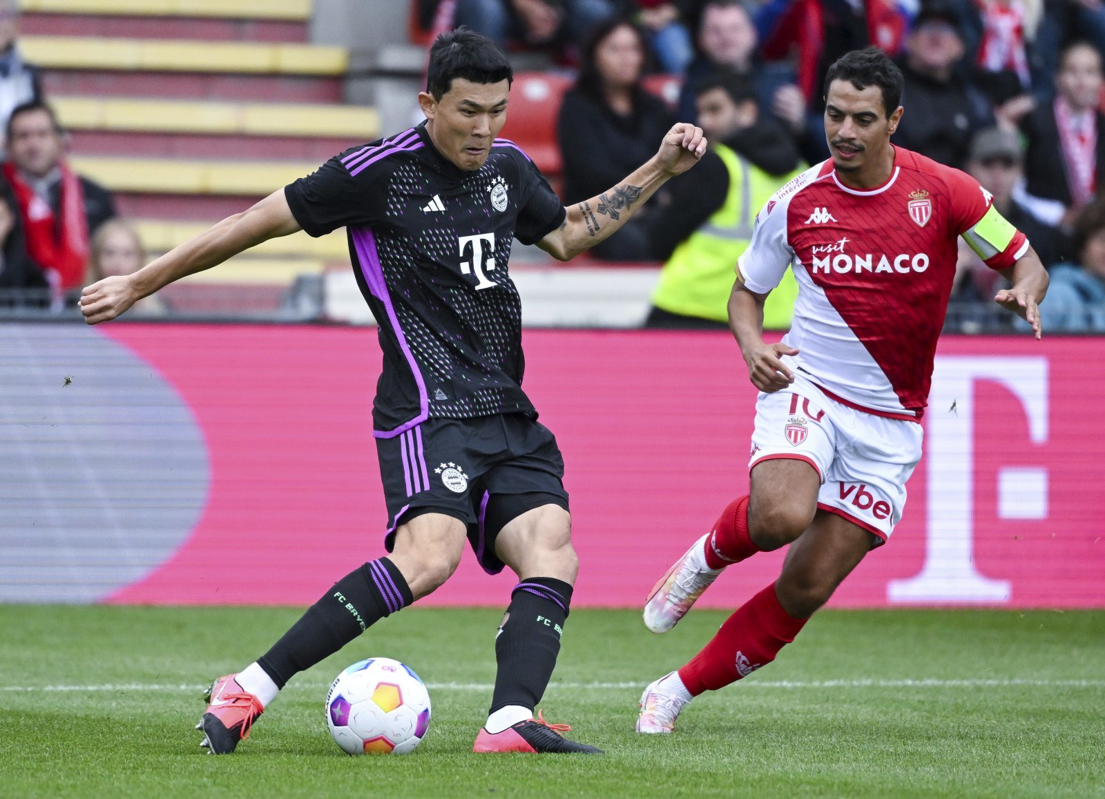 축구국가대표팀 수비수 김민재(왼쪽)는 21일 독일 진스하임의 프리제로아레나에서 벌어진 호펜하임과 2025~2026시즌 독일 분데스리가 4라운드 원정경기에 선발출전했지만 왼쪽 종아리 부상을 입어 후반 24분 벤치로 물러났다. 이번 시즌 치열한 주전경쟁을 펼치던 중 리그 첫 선발출전 기회를 잡은 터라 아쉬움이 컸다. 그러나 다행히 부상이 경미한 것으로 나타났다. AP뉴시스