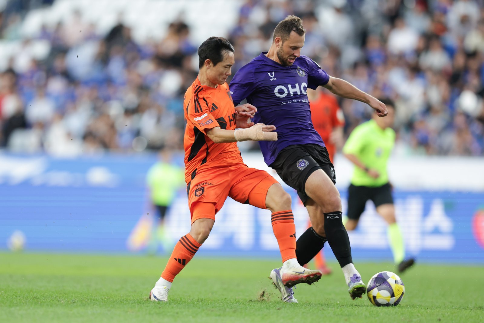 울산 엄원상(왼쪽)과 안양 토마스가 21일 문수경기장에서 열린 울산-안양전에서 공을 다투고 있다. 사진제공|한국프로축구연맹
