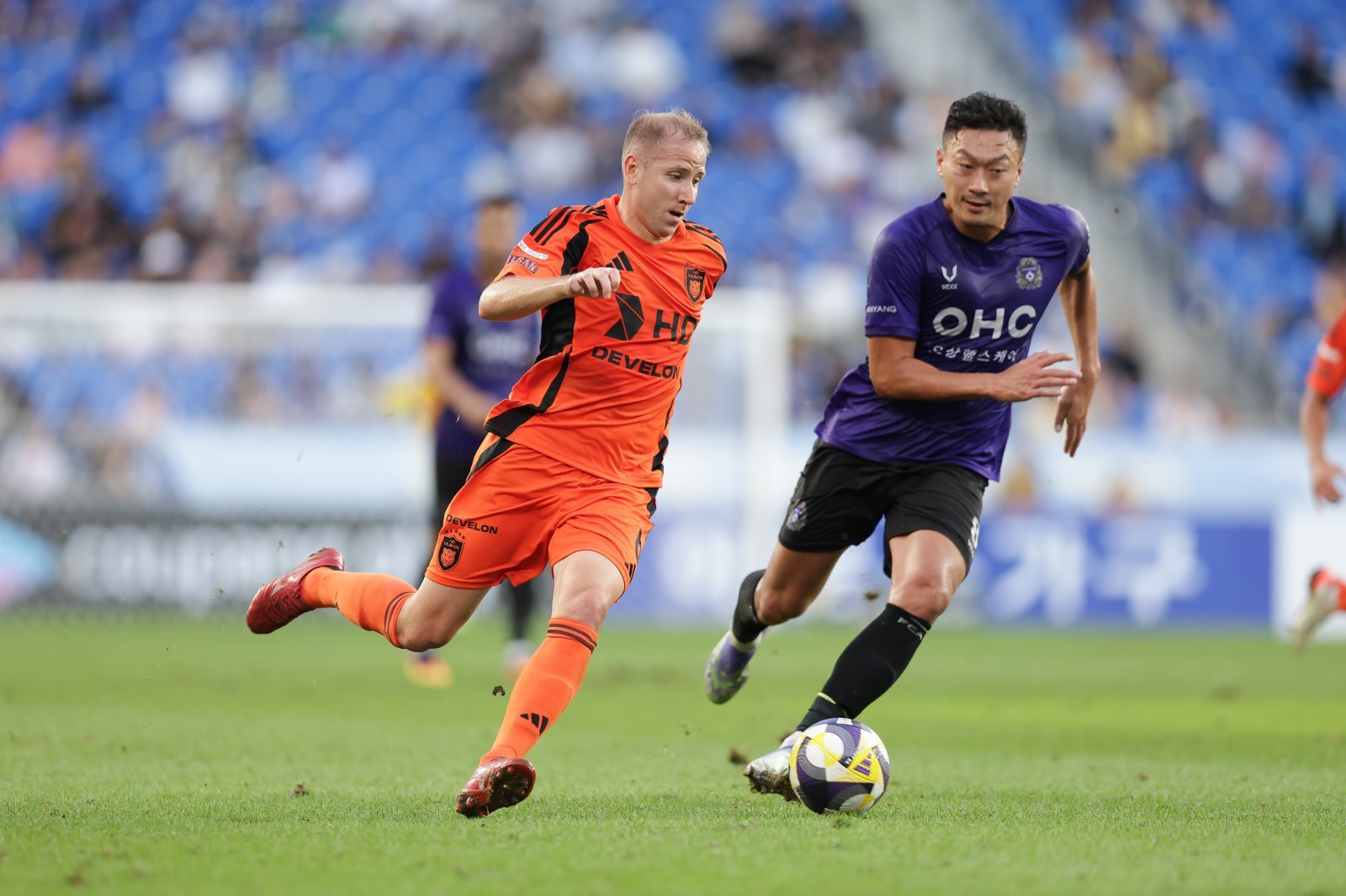 울산 보야니치(왼쪽)가 21일 문수경기장에서 열린 울산-안양전에서 김정현을 제치고 돌파를 시도하고 있다. 사진제공|한국프로축구연맹