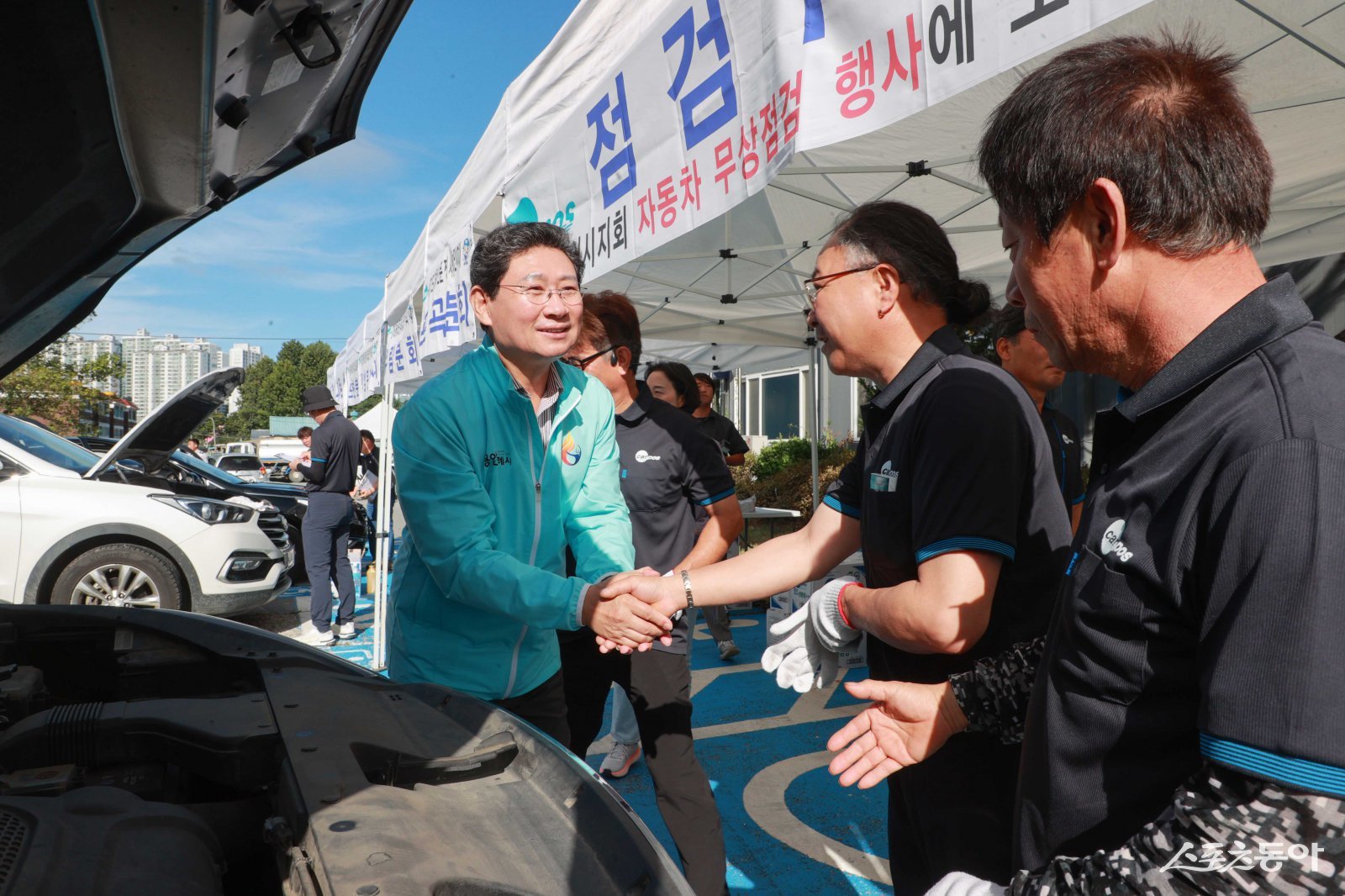 지난 21일 역북동 가상현실 스포츠체험센터 주차장에서 이상일 시장이 경기도자동차전문정비사업조합 용인시지회 조합원을 격려하고 있다. 사진제공|용인시