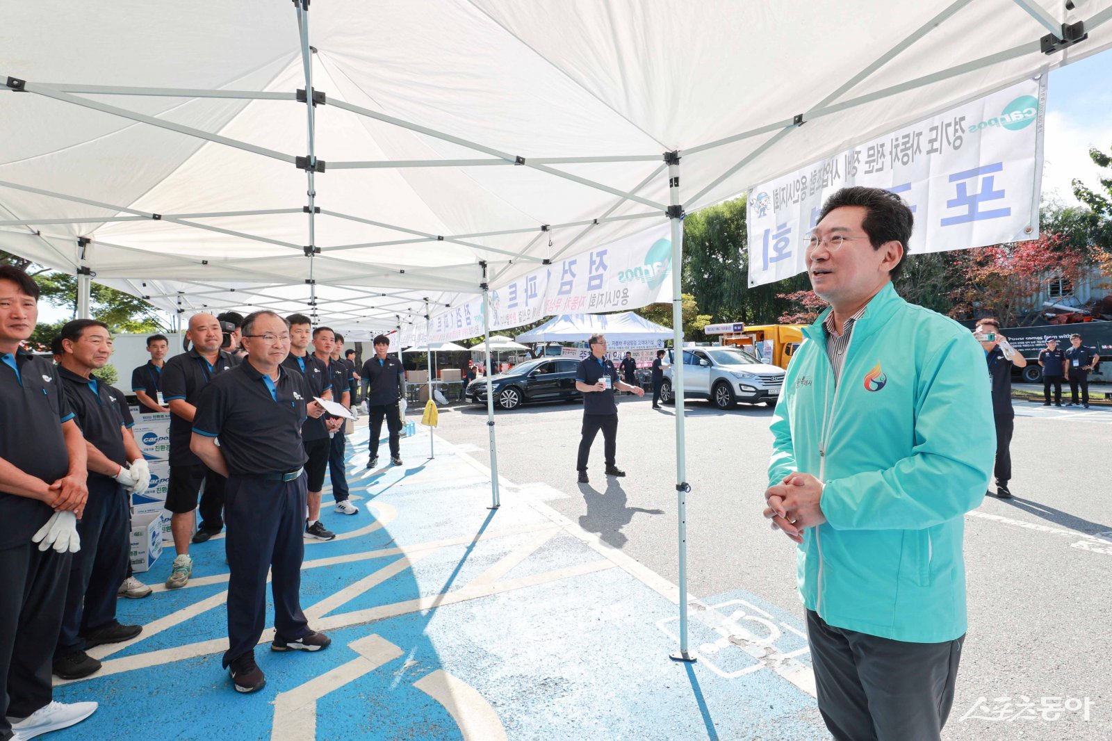 지난 21일 역북동 가상현실 스포츠체험센터 주차장에서 이상일 시장이 경기도자동차전문정비사업조합 용인시지회 조합원을 격려하고 있다. 사진제공|용인시