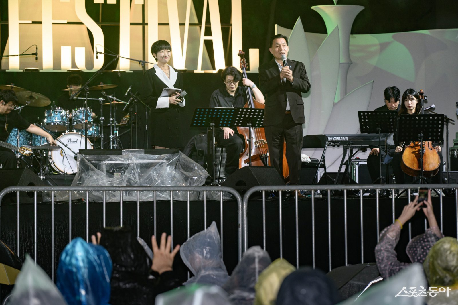 이재준 수원시장이 관객들에게 인사하고 있다. 사진제공｜수원시