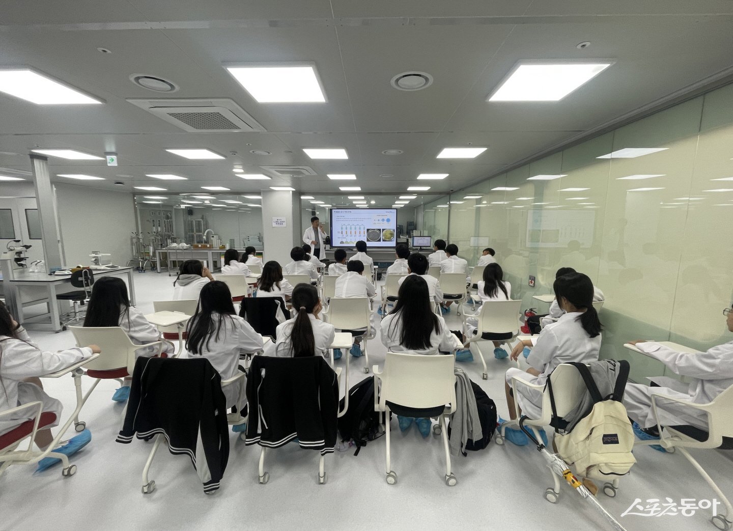 경기시흥 SNU 제약바이오인력양성센터가 지난 9월 18일 초·중·고등학생을 대상으로 한 제약·바이오 분야 진로체험 프로그램을 본격 시작했다. 사진제공｜시흥시