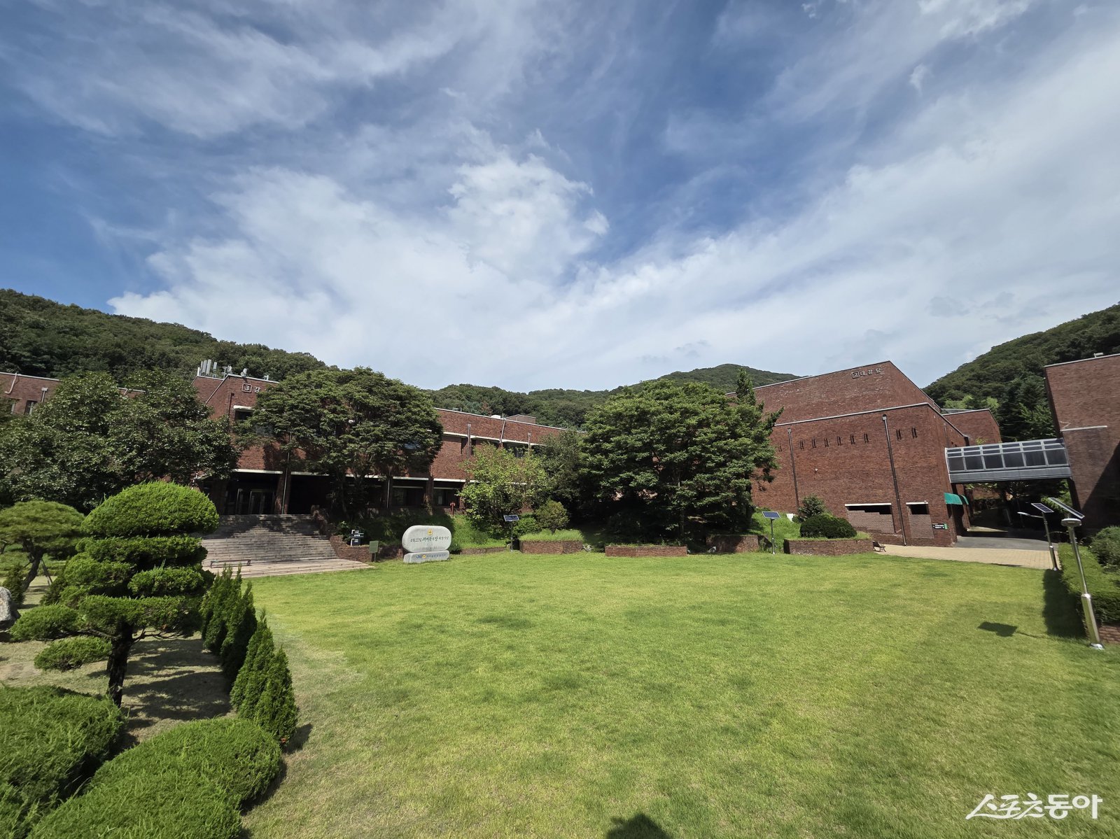 성남시 야외 공공예식장으로 운영하는 분당 율동 새마을연수원 돌뜰정원. 사진제공ㅣ성남시 