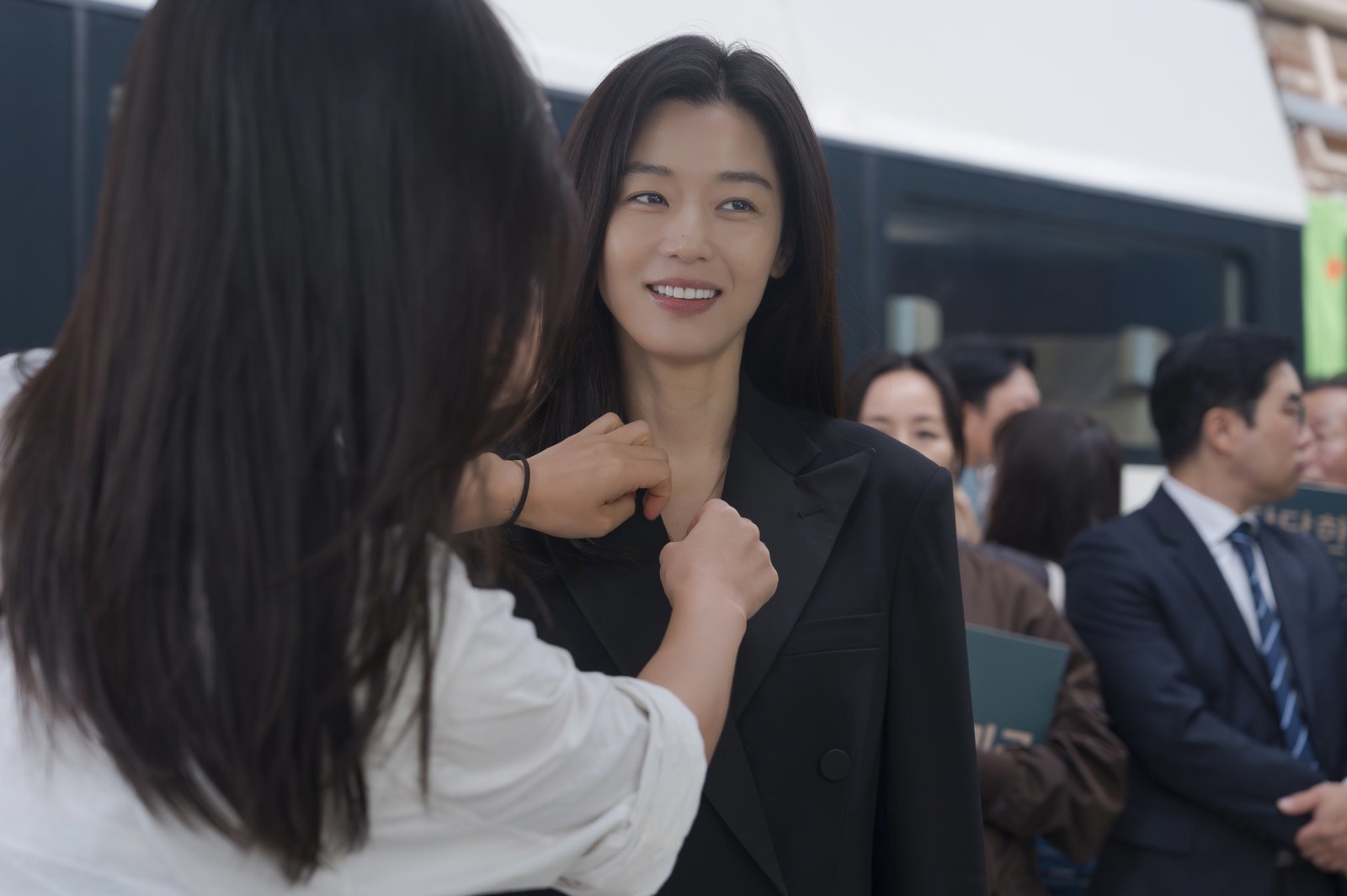 디즈니+ 오리지널 시리즈 ‘북극성’이 배우들의 열정과 웃음이 담긴 훈훈한 비하인드 스틸을 공개해 화제를 모았다. 사진제공 | 월트 디즈니 컴퍼니 코리아